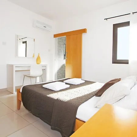 Isaura Villa